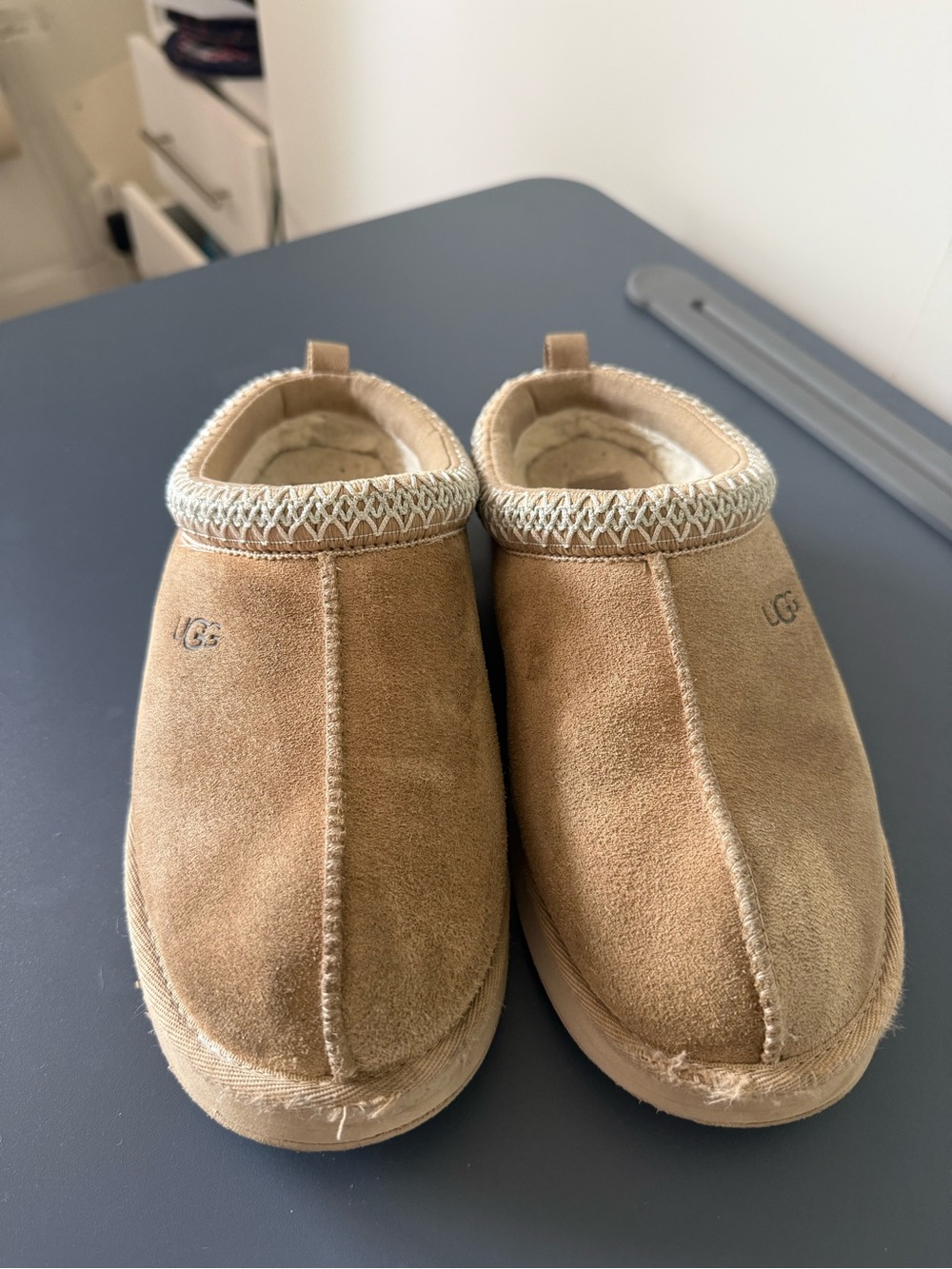 UGG Women’s Size 5 light Chestnut Suede Slip-On Slippers - Tan/Mint
